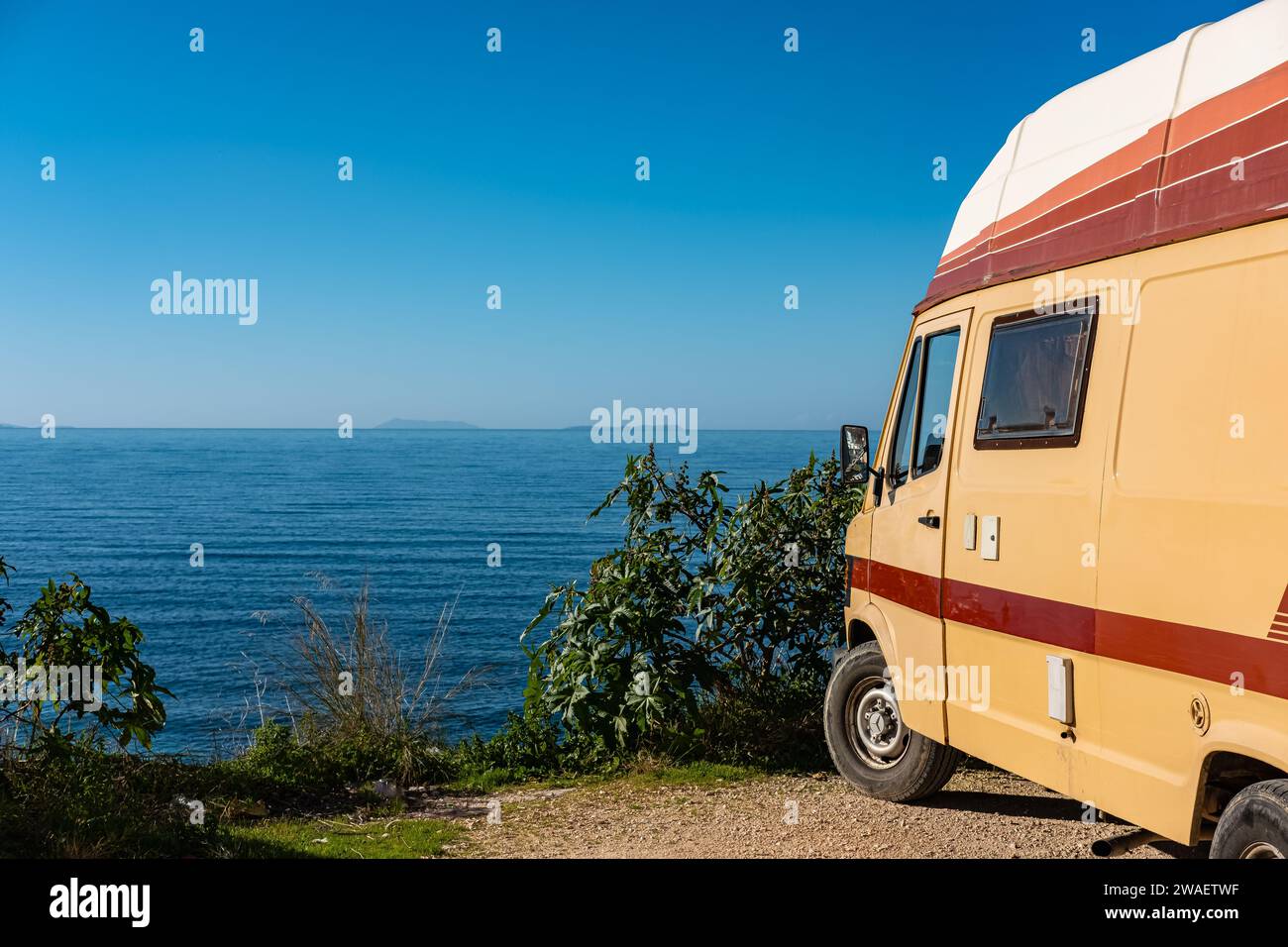 Wohnmobile, Wohnmobile am Sonnenuntergang Strand. Reise Abenteuer Urlaub Konzept Hintergrund. Caravan Auto am Meer in den Sommerferien. Reisende mit Camp Stockfoto