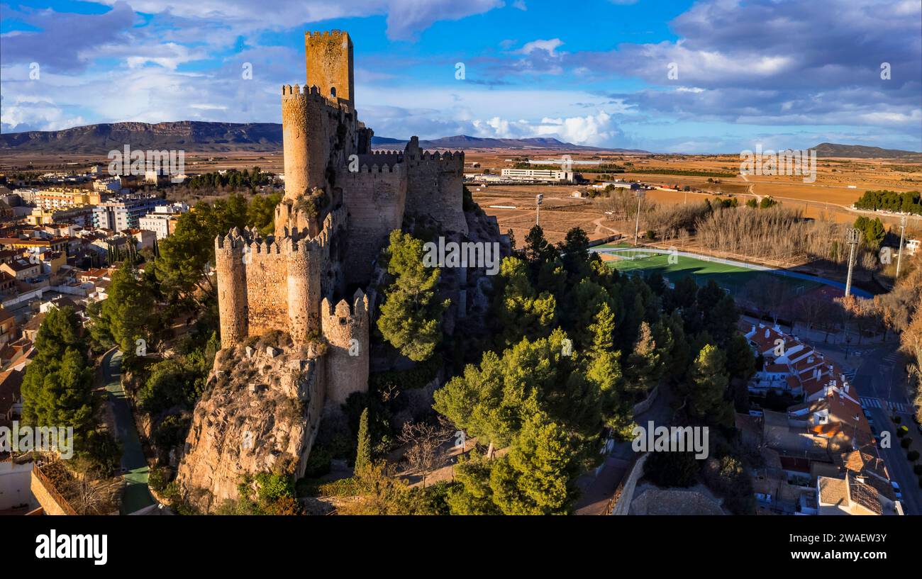 Die beeindruckendsten mittelalterlichen Burgen und Städte Spaniens, Kastilien-La Mancha Provision - Almansa, Panoramablick aus einem hohen Winkel Stockfoto