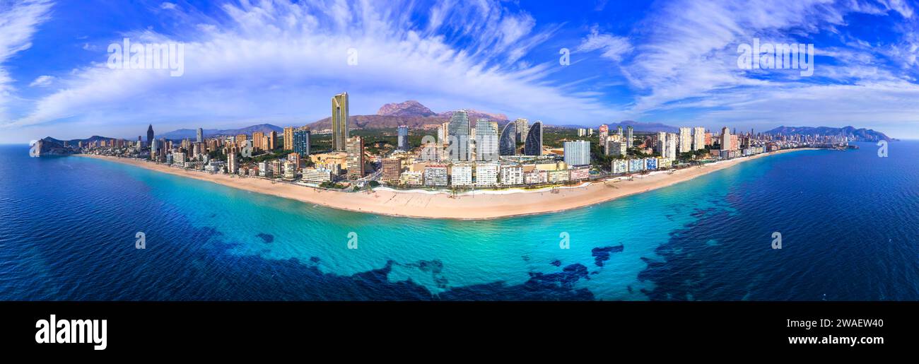 Benidorm Stadt Costa Blanca, Spanien. Panoramablick der Drohne aus einem hohen Winkel Stockfoto