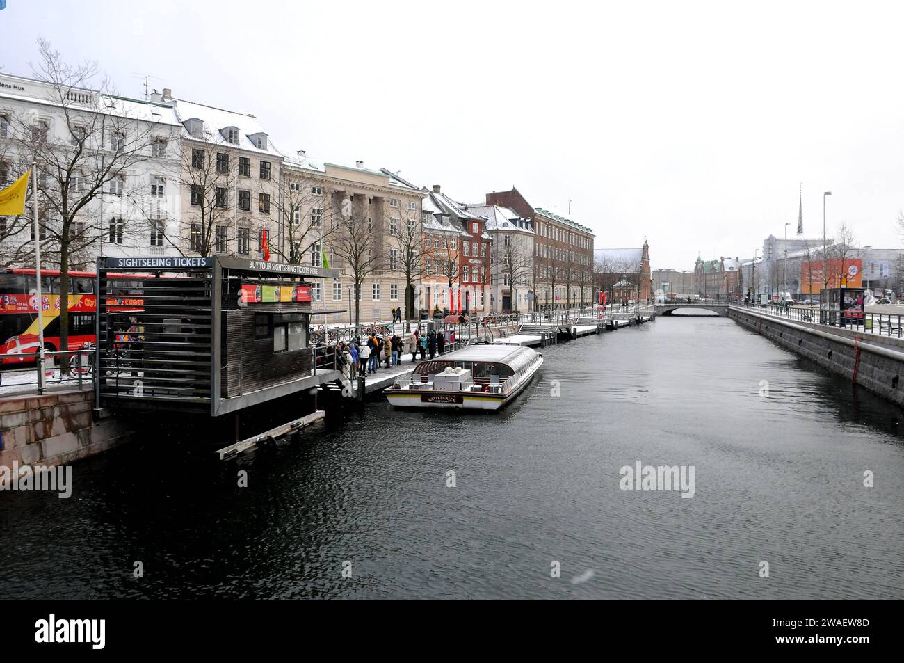 Kopenhagen, Dänemark /04 Januar 2024/.Wintertourismus in der dänischen Hauptstadt und Touristen warten auf Kanalrundfahrt in der Hauptstadt. Photo.Francis Joseph Dean/Dean Pictures Stockfoto