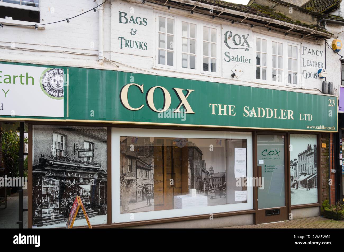 Cox the Saddler Reitgeschäft, Outdoor-Bekleidungs- und Ausrüstungsgeschäft in der High Street, Chesham, Buckinghamshire, England, Großbritannien Stockfoto