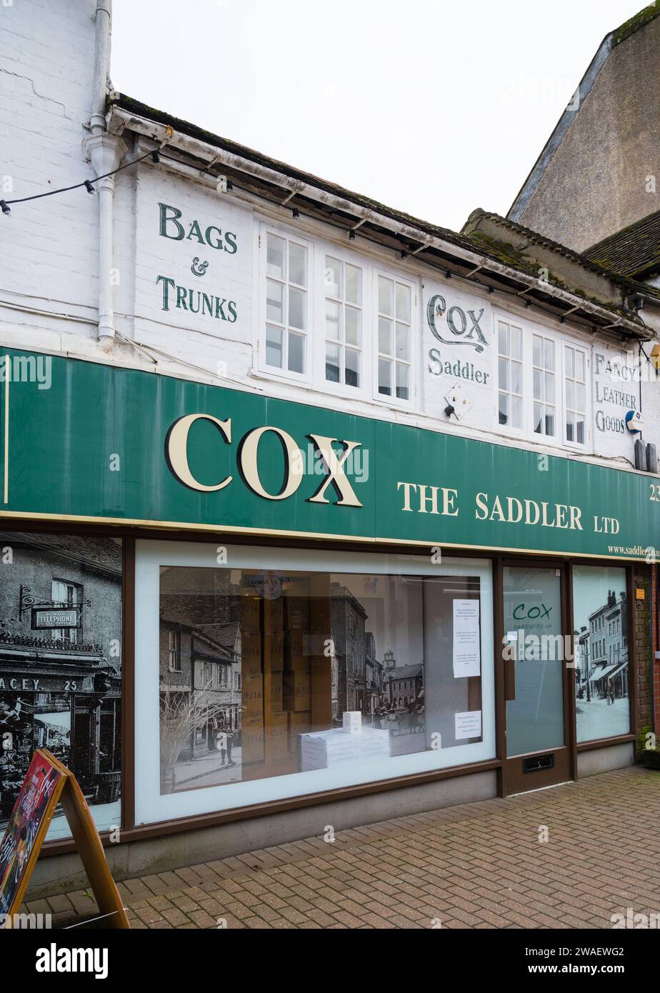 Cox the Saddler Reitgeschäft, Outdoor-Bekleidungs- und Ausrüstungsgeschäft in der High Street, Chesham, Buckinghamshire, England, Großbritannien Stockfoto