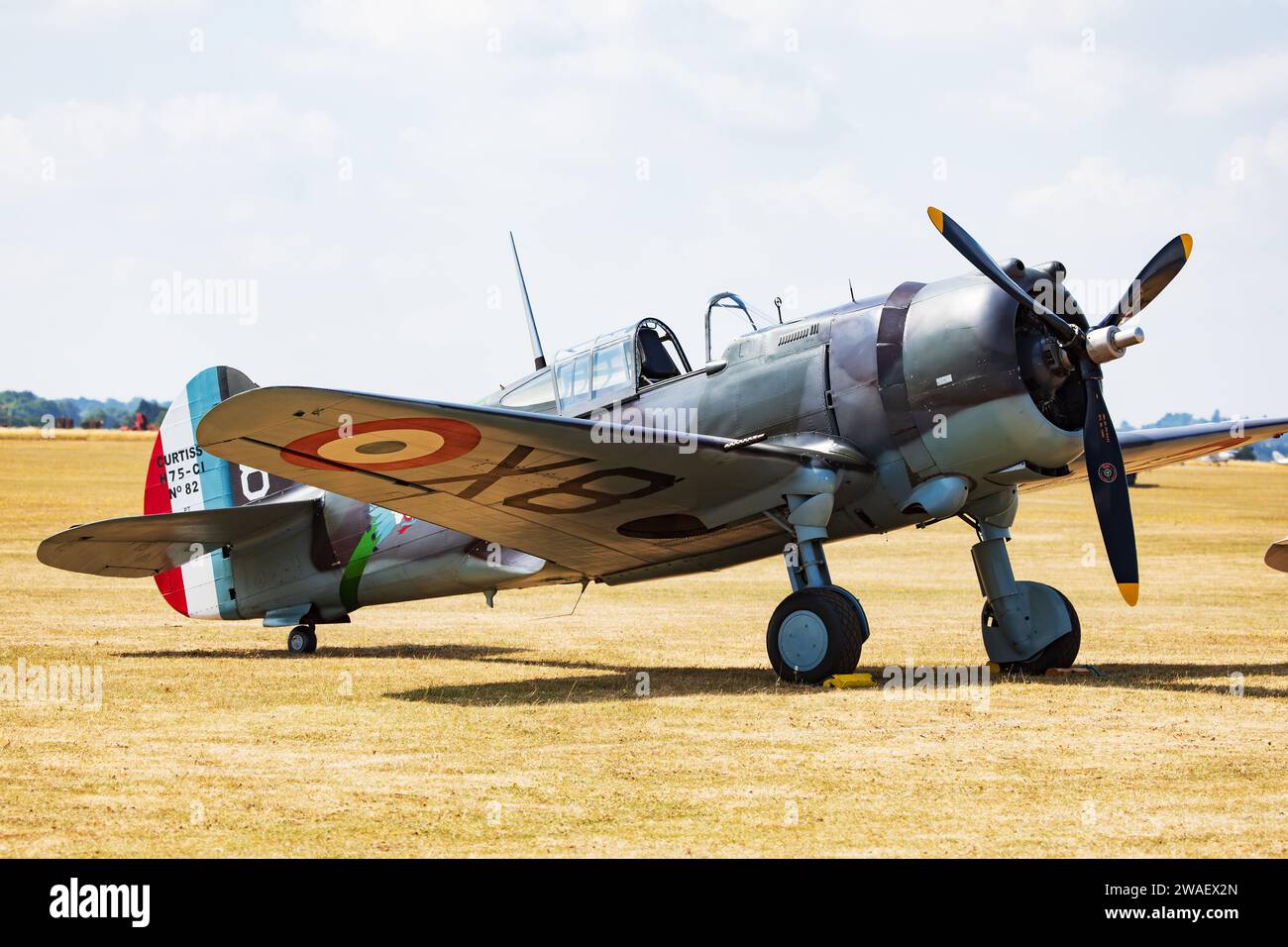 Curtis Hawk P-36 in den Farben der französischen Luftwaffe, G-CCVH, statisches Display. Imperial war Museum, Duxford Airfield, Cambridge, Cambridgeshire, England Stockfoto