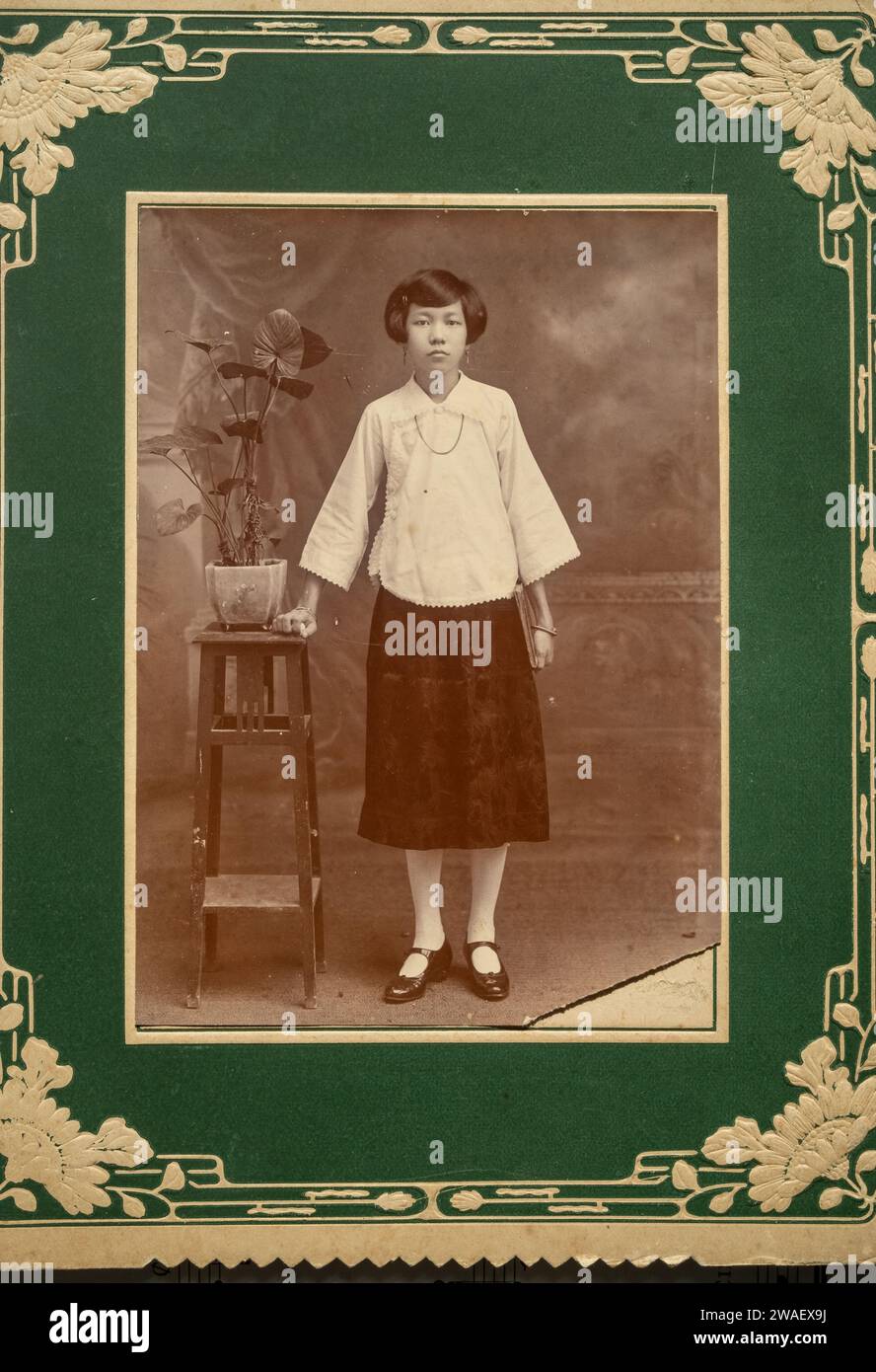 Ein altes Foto einer modischen Dame während der Zeit der Republik China (1911-1949), aufgenommen in einem Fotostudio. Stockfoto