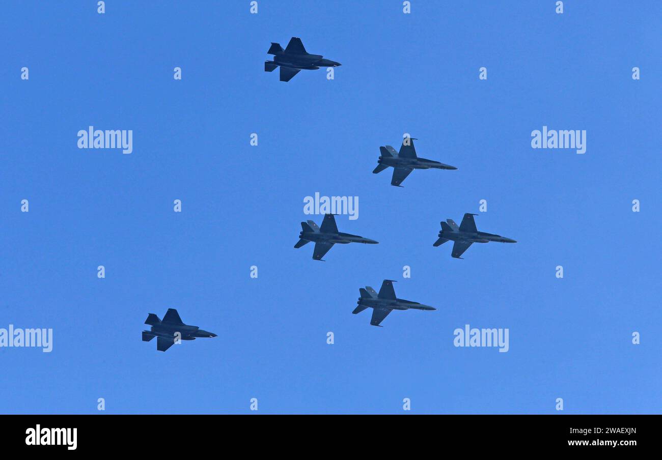 Vier Kampfflugzeuge der Schweizer Luftwaffe vom Typ McDonnell Douglas F/A-18 Hornet sowie zwei Kampfflugzeuge der italienischen Luftwaffe vom Typ Lockheed Martin F-35A unten und oben, aussen überfliegen den Militärflugplatz Meiringen. Vier Kampfflugzeuge der Schweizer Luftwaffe vom Typ McDonnell Douglas F/A-18 Hornet sowie zwei Kampfflugzeuge der italienischen Luftwaffe vom Typ Lockheed Martin F-35A unten und oben, aussen überfliegen den Militärflugplatz Meiringen. Meiringen Kanton Bern Schweiz *** vier Schweizer Luftwaffe McDonnell Douglas F A 18 Hornet Jagdjets und zwei italienische Luftwaffe Schleusen Stockfoto