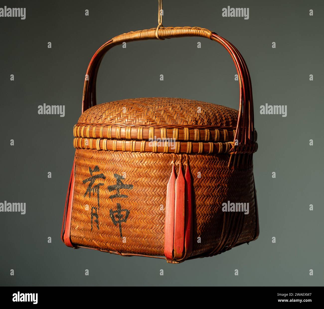 Ein chinesischer Korb mit exquisiter Handwerkskunst, hergestellt aus Bambus im Jahr 1932. Stockfoto