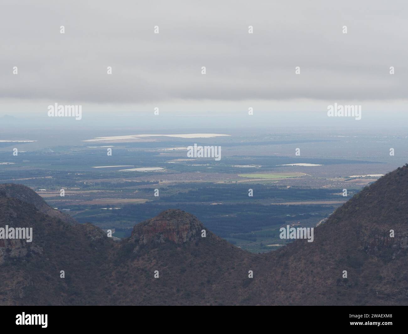 Blyde River Canyon mit niedrigen, hängenden Wolken, auf der Panoramastraße in der Provinz Mpumalanga, Südafrika. Stockfoto