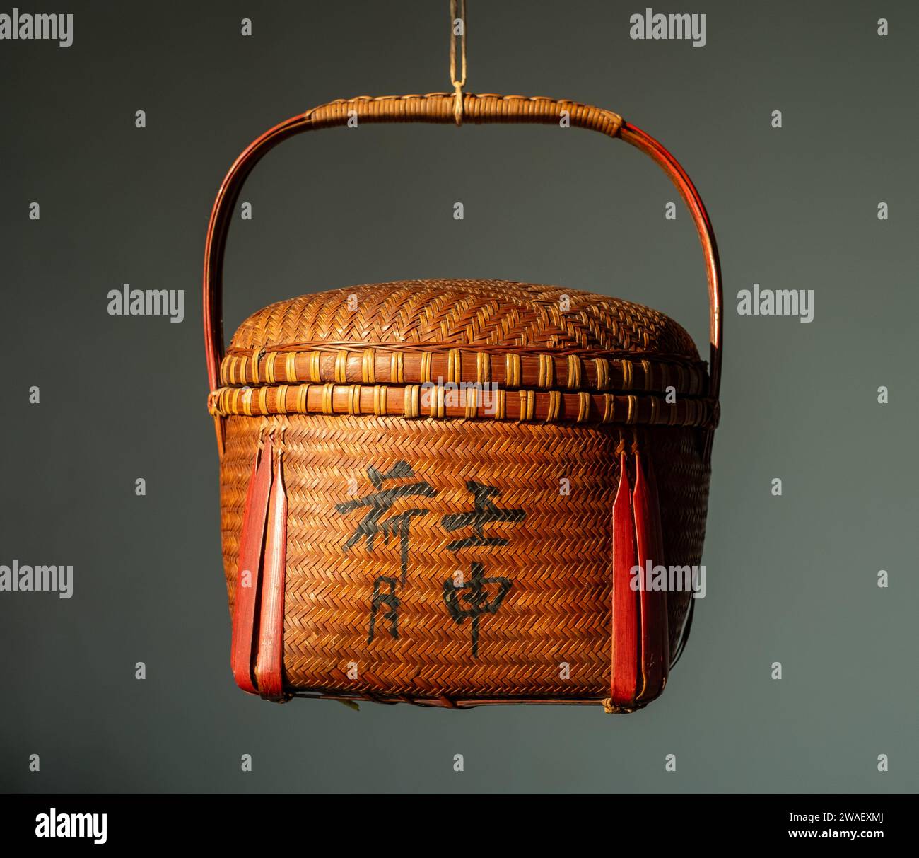 Ein chinesischer Korb mit exquisiter Handwerkskunst, hergestellt aus Bambus im Jahr 1932. Stockfoto