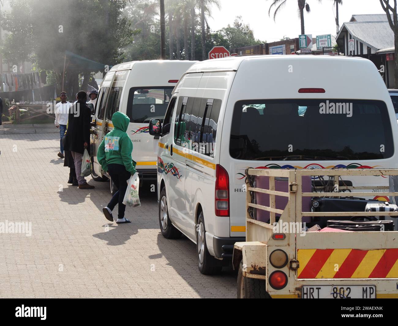 Toyota Hiace Taxiwagen gibt es überall in Südafrika. Sie sind sehr beliebt, weil der Besitz von Autos begrenzt ist. Bild aufgenommen in Graskop, Mpumalanga Stockfoto