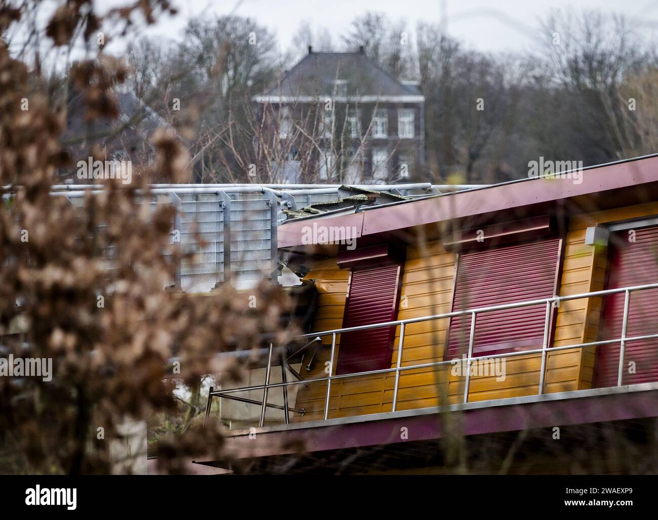 MAASTRICHT - Ein Hausboot kam an einer Brücke auf dem Stuwweg zum Stillstand, nachdem es sich aufgrund der starken Strömung über dem kaputten Damm lockerte. Dies droht, die Brücke einzustürzen. ANP SEM VAN DER WAL niederlande aus - belgien aus Stockfoto