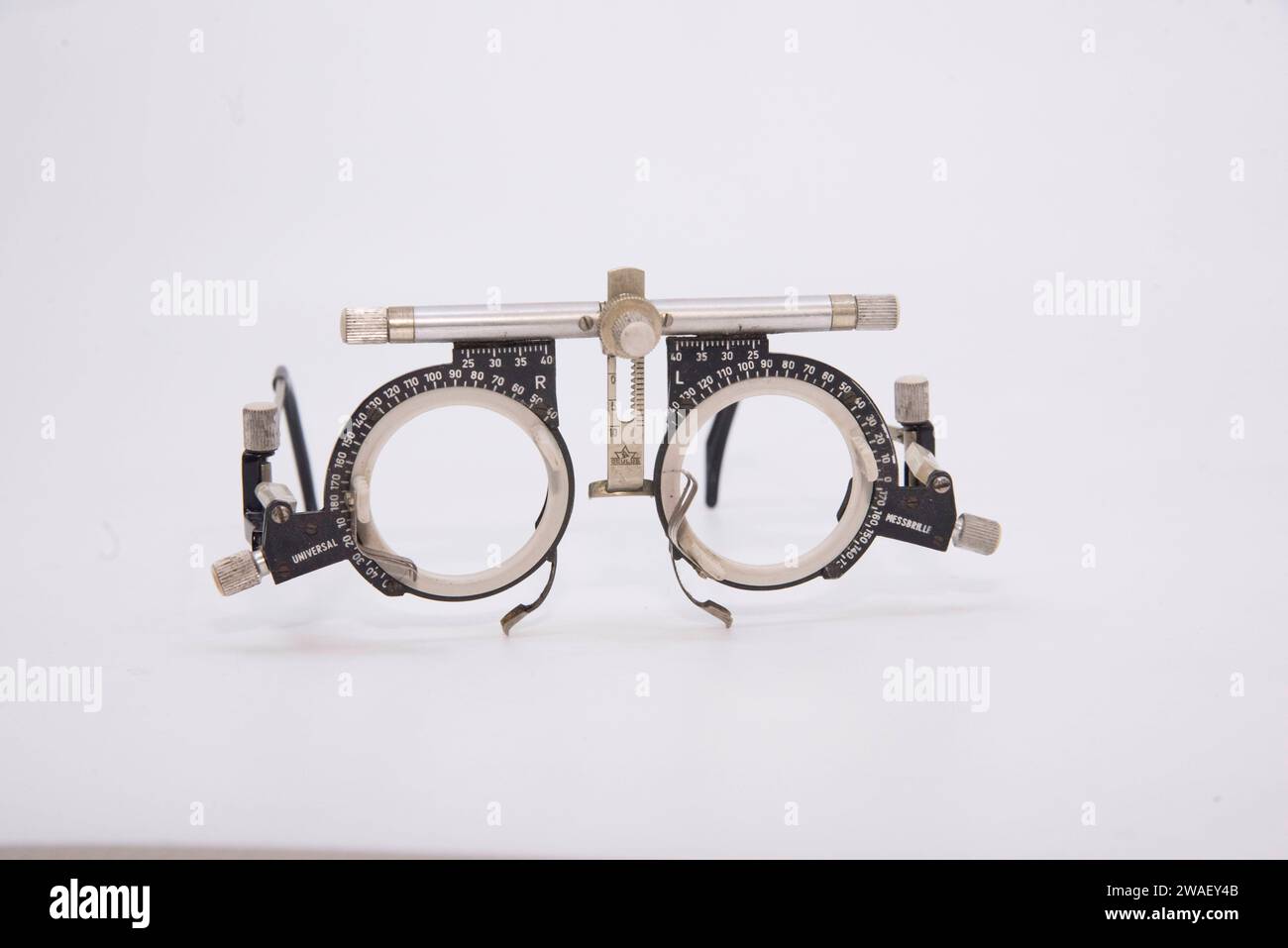 Augenbrille mit Rahmen als Sehhilfe bei Kurzsichtigkeit oder Weitsichtigkeit Augenbrille mit Rahmen als Sehhilfe Augenbrille mit Rahmen als Sehhilfe Augenbrille mit Rahmen als Sehhilfe Stockfoto