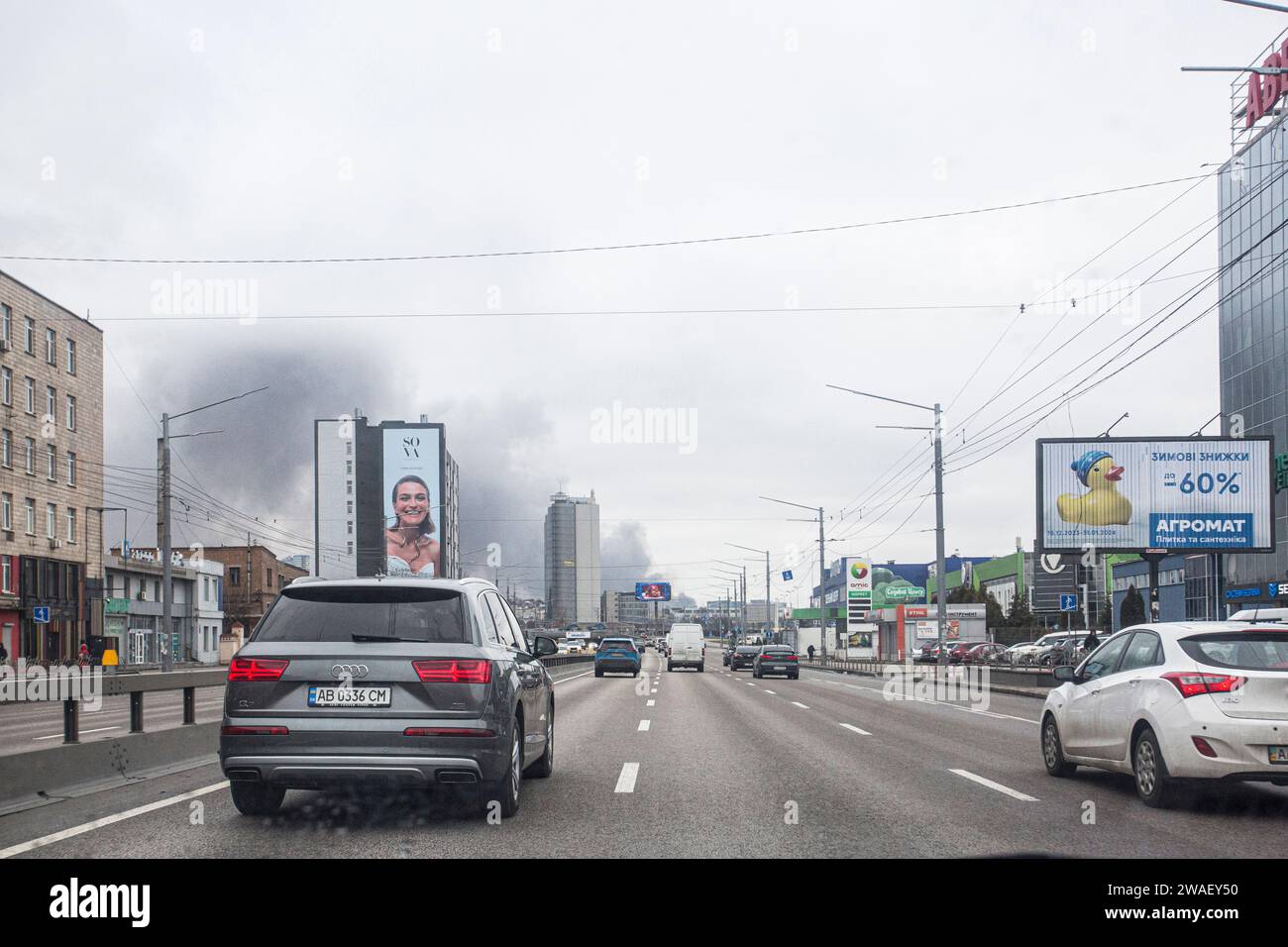 2. Januar 2024 Happy New Year Kiew Skyline mit dunklem Rauch in vielen Bezirken der Stadt nach massiven Raketenangriffen von russischer Seite. Stockfoto