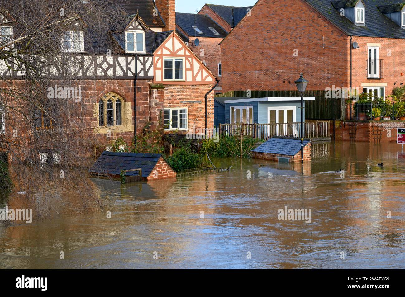 Die Überschwemmungen betrafen Grundstücke und Unternehmen in Shrewsbury, nachdem der Fluss Severn seine Ufer als Folge von starken Regenfällen aufgrund des Sturms Henk platzte. Stockfoto