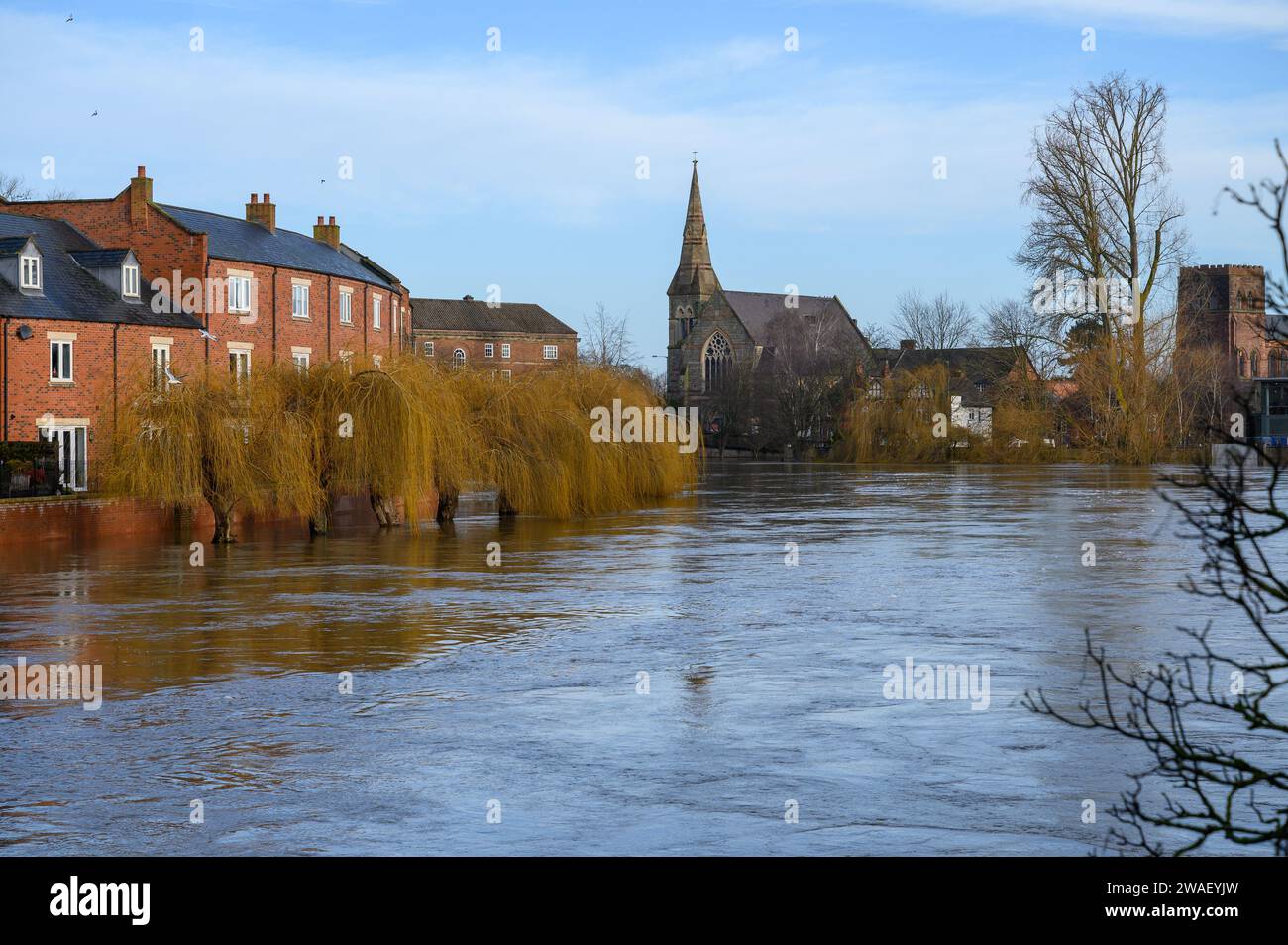 Die Überschwemmungen betrafen Grundstücke und Unternehmen in Shrewsbury, nachdem der Fluss Severn seine Ufer als Folge von starken Regenfällen aufgrund des Sturms Henk platzte. Stockfoto