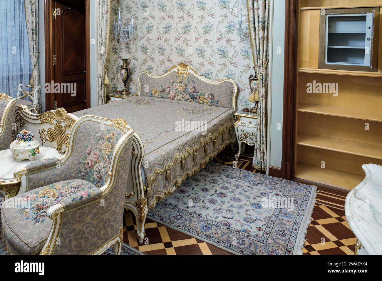 Bukarest, Rumänien - 02. November 2023: Das Haus von Ceausescu - bekannt als der Frühlingspalast - Innenraumdetails, Teil der Dekoration des Mannes Stockfoto