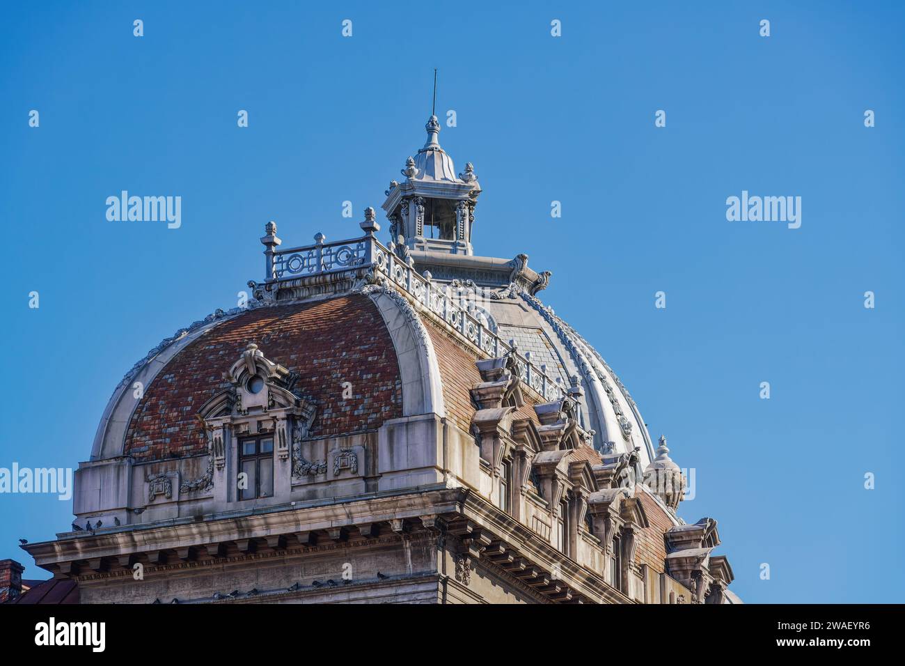 Industrie- und Handelskammer unter blauem Himmel in Bukarest, Rumänien. Stockfoto