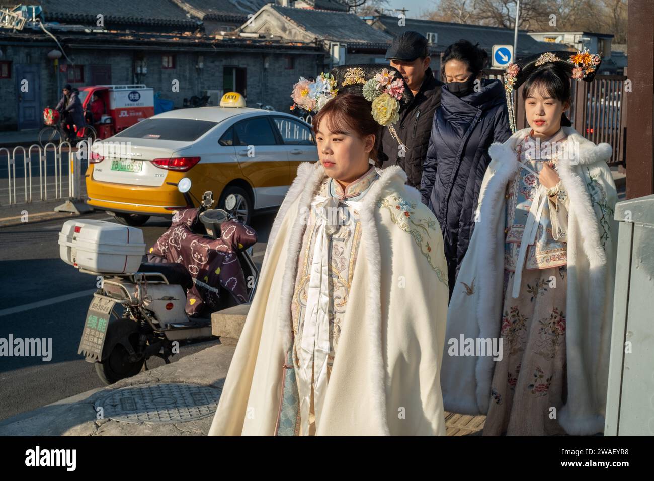 Zwei chinesische Damen in alten chinesischen Kostümen gehen durch die Straßen von Peking, China. 04-Jan-2024 Stockfoto