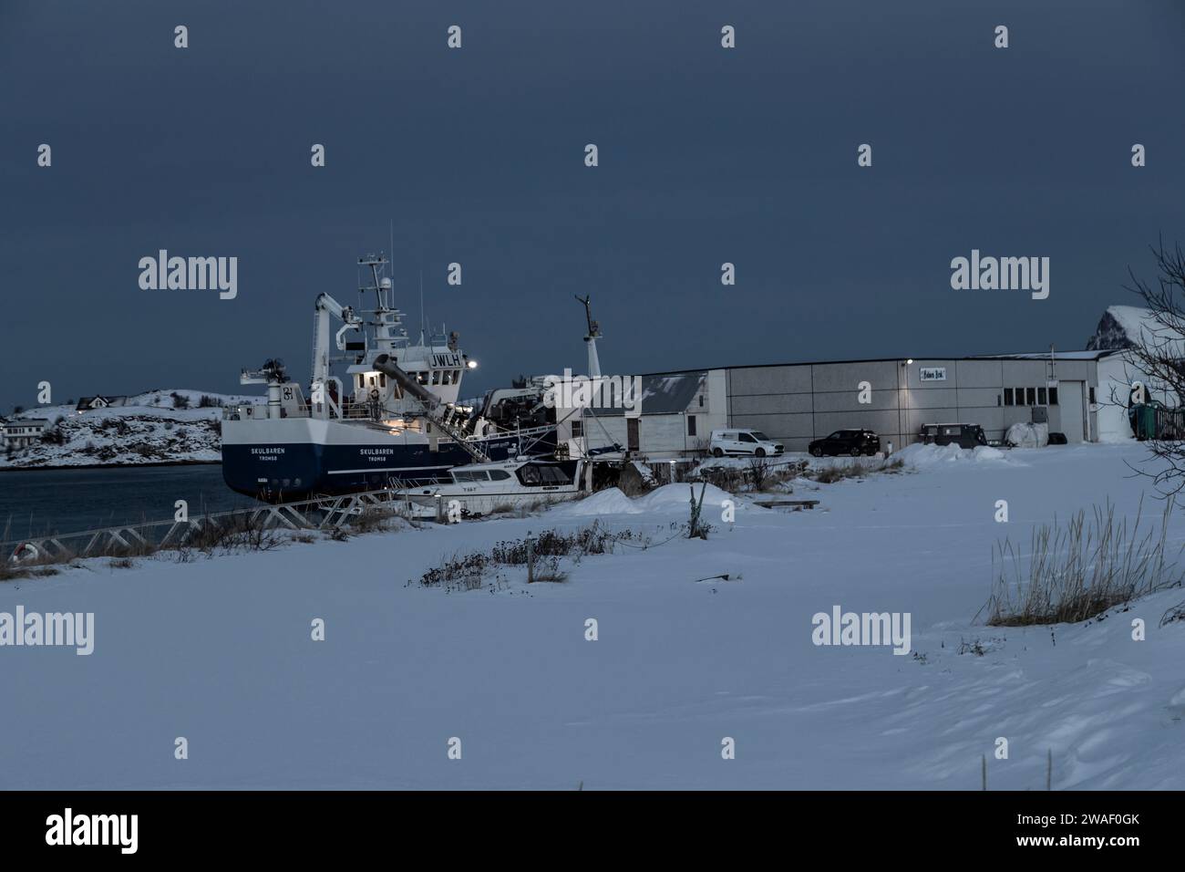 Skulbaren, Tromso hat auf Sommaroy Island, Norwegen, festgemacht. Stockfoto