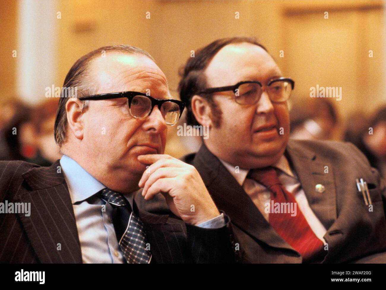 Gerry Fitt Abgeordneter mit Paddy Devlin Abgeordneter auf einer Gewerkschaftskonferenz an der Queen's University Belfast. Patrick Joseph „Paddy“ Devlin war ein irischer Sozialist, Arbeits- und Bürgerrechtler und Schriftsteller. Er war Gründungsmitglied der Sozialdemokratischen Partei und Labour Party, ein ehemaliger Abgeordneter von Stormont und Mitglied der Power Sharing Executive von 1974. Sir Gerry Fitt, Gründer der SLDP und Abgeordneter für West Belfast.1980s Belfast, Nordirland Januar 1980 Vereinigtes Königreich HOMER SYKES Stockfoto