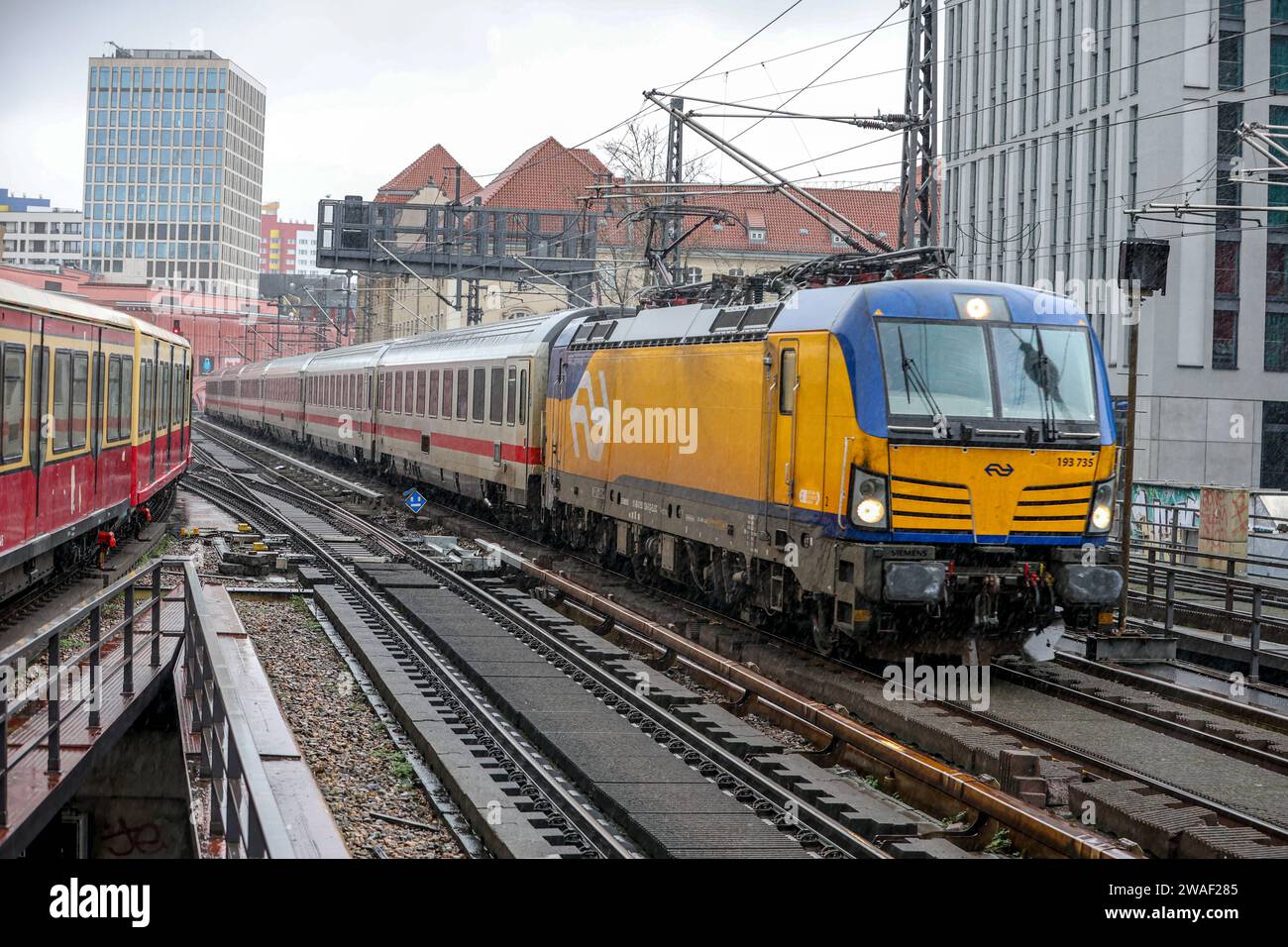 Eisenbahnverkehr - Berlin Alexanderplatz - Durchfahrt des Intercity Zug ...