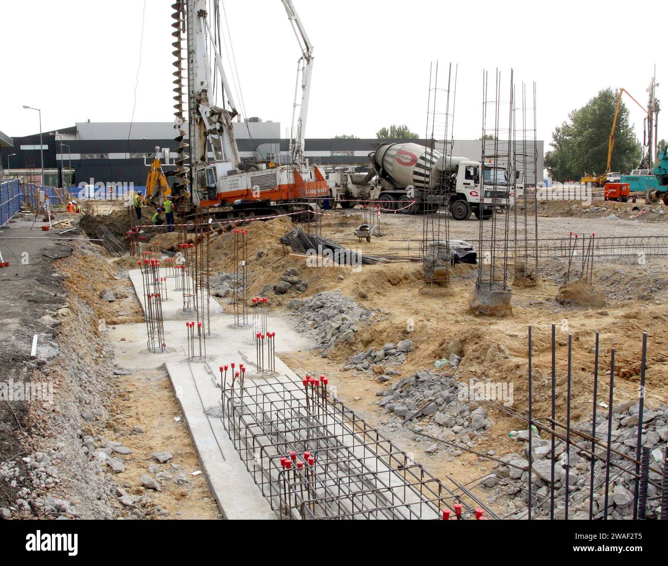 Krakau. Krakau. Polen. Krakau, Malopolska, Polen - 07.25.2013: Schwerer Rammbohrer und Kran auf der Baustelle. Die Stütze für die Stütze des Masts anbringen Stockfoto