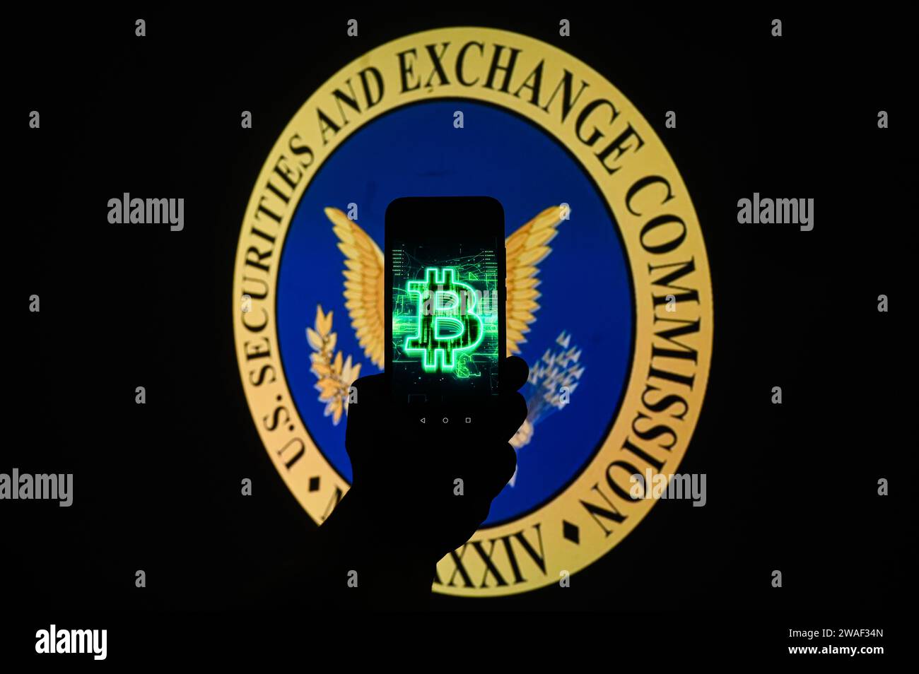 In dieser Abbildung wird auf einem Smartphone ein Bitcoin-Logo mit dem Logo der US Securities and Exchange Commission (SEC) im Hintergrund angezeigt. Die US Securities and Exchange Commission hat sich mit potenziellen Emittenten eines Bitcoin-ETF getroffen, und eine Entscheidung wird in den kommenden Wochen erwartet. (Foto von Omar Marques / SOPA Images/SIPA USA) *** ausschließlich für redaktionelle Nachrichtenzwecke *** Stockfoto