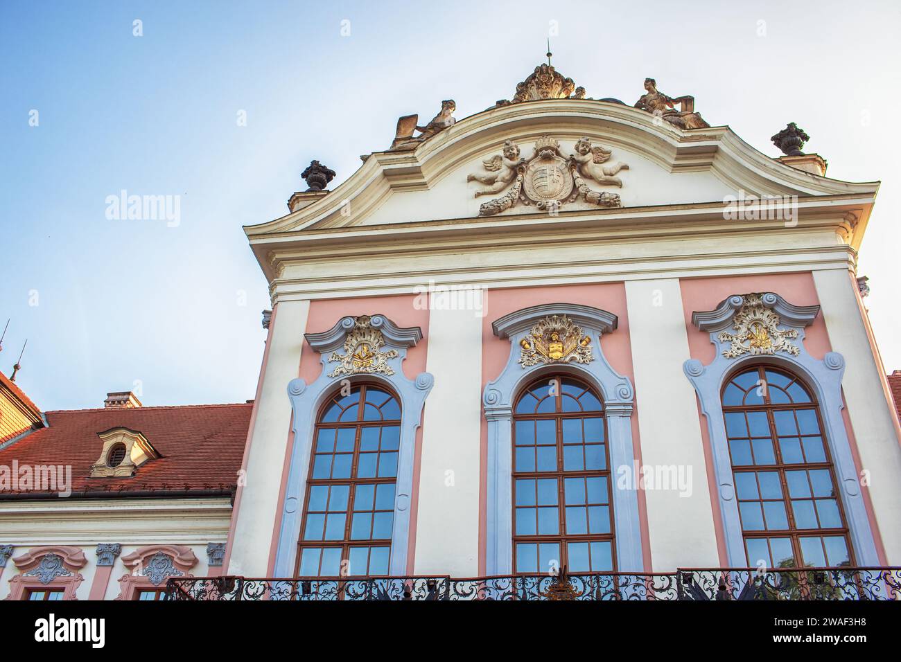 Fassade des Königspalastes von Godollo, Ungarn. Sommersaison. Hochwertige Fotos Stockfoto