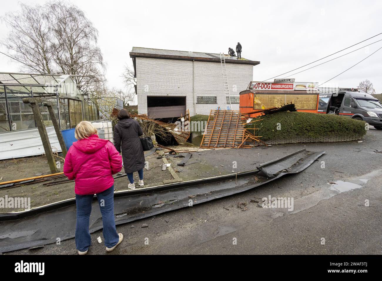 Putte, Belgien. Januar 2024. Am Donnerstag, dem 4. Januar 2024, wird ein Haus am Tatort in Putte und Sint-Katelijne-Waver beschädigt, nachdem gestern ein Wirbelwind in der Region verheert hat. BELGA FOTO NICOLAS MAETERLINCK Credit: Belga News Agency/Alamy Live News Stockfoto