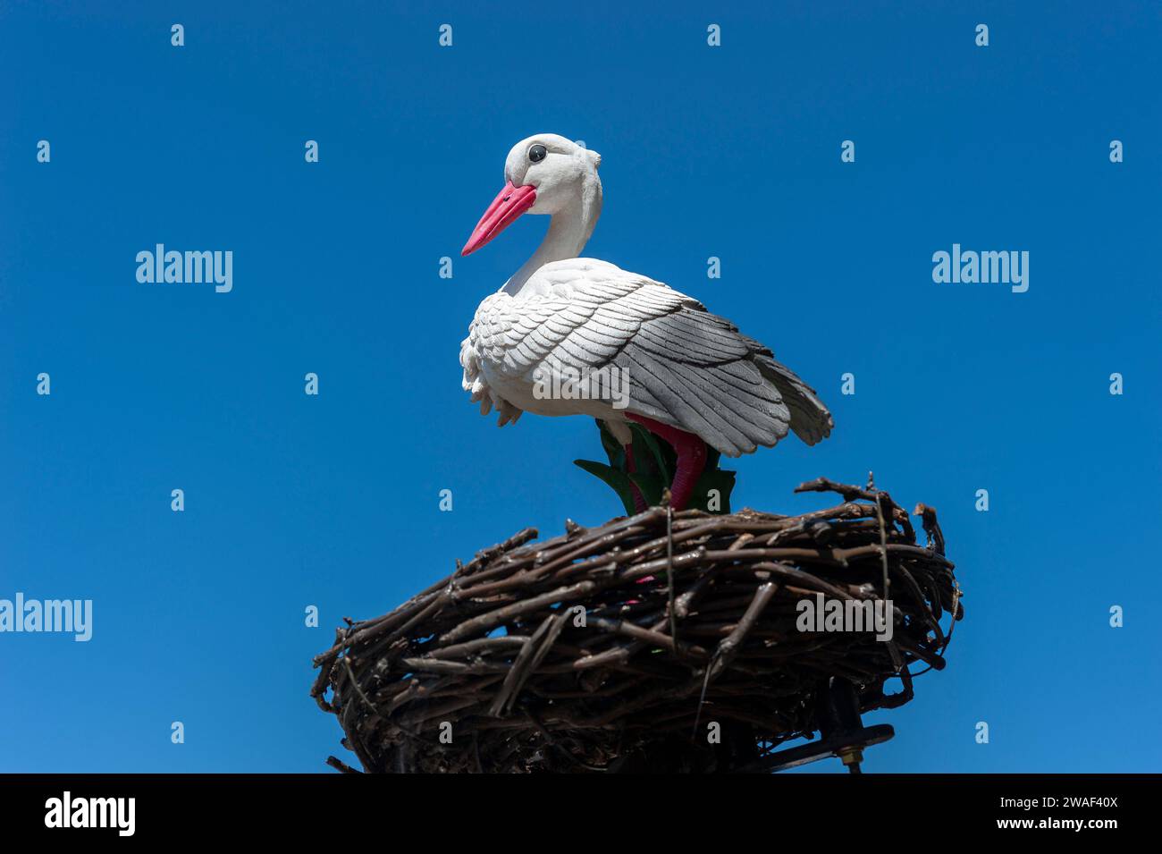 Inszenierter Storch im Stadtzentrum, symbolisches Bild für Elsass, Rosheim, Elsass, Frankreich, Europa Stockfoto