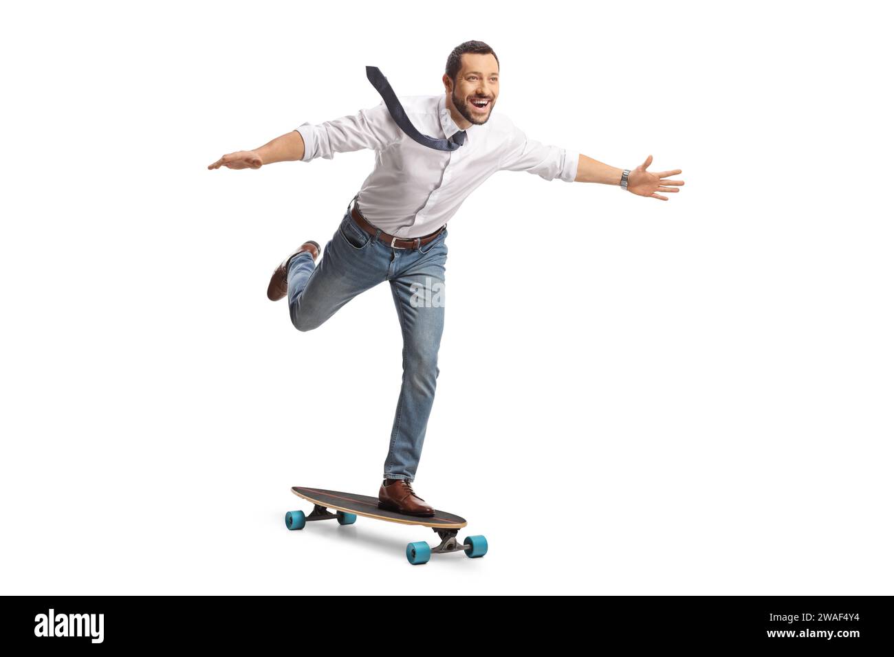 Professioneller Mann auf einem Skateboard, der schnell auf weißem Hintergrund fährt Stockfoto