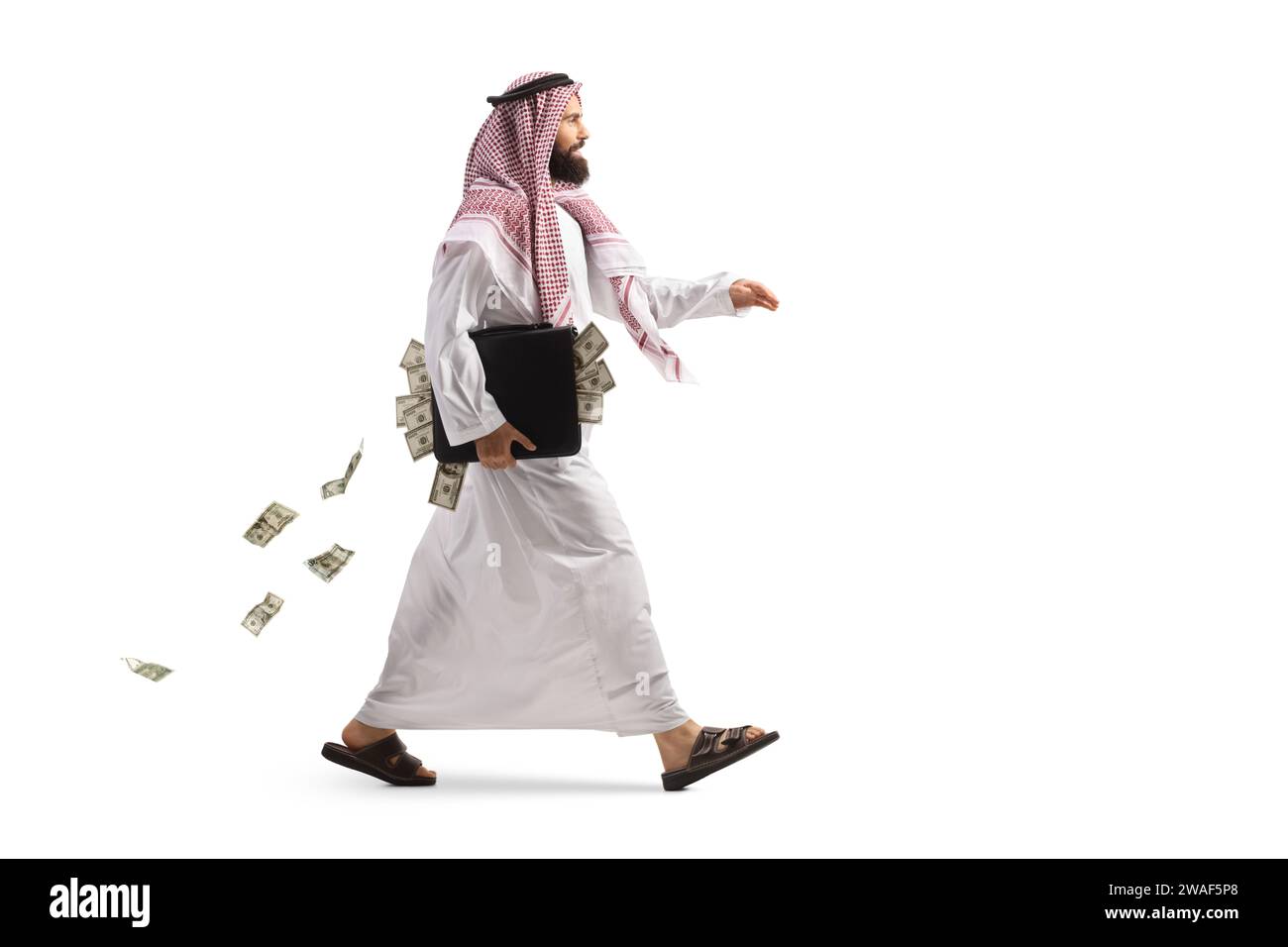 Profilaufnahme eines suadi-arabischen Mannes, der mit einer Aktentasche voller Geld auf weißem Hintergrund läuft Stockfoto