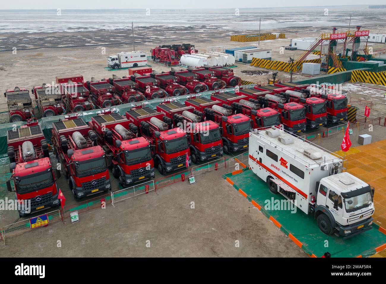 Daqing. Januar 2024. Dieses Luftbild, das am 4. Januar 2024 aufgenommen wurde, zeigt einen Blick auf die Produktionsstätte der Demonstrationszone eines großen Schieferölfeldes auf dem Daqing Ölfeld in Daqing, nordöstlich Chinas Provinz Heilongjiang. Die Arbeiter des Daqing Oilfield arbeiten unter extremer Kälte, während sie die Erkundung des Schieferölfeldes vorantreiben, um die Energieerzeugung und -Versorgung sicherzustellen. Quelle: Zhang Tao/Xinhua/Alamy Live News Stockfoto