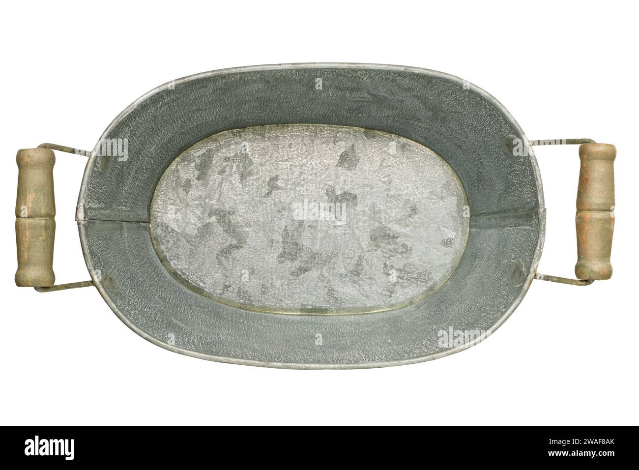 Einzelnes leeres, altmodisches Stahlwaschbecken mit Holzgriffen, isoliert auf weißem Hintergrund Stockfoto