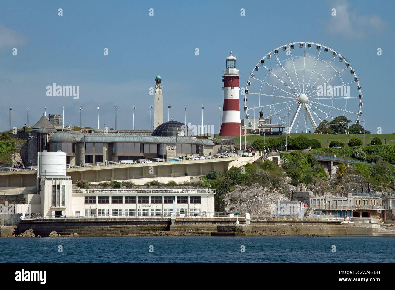 Archivreportage des Big Wheel auf Plymouth Hoe April 2011. Ende 2013 wurde der Betrieb eingestellt. Es gibt wahrscheinlich eine starke Motorhaube eines ähnlichen Rades Stockfoto