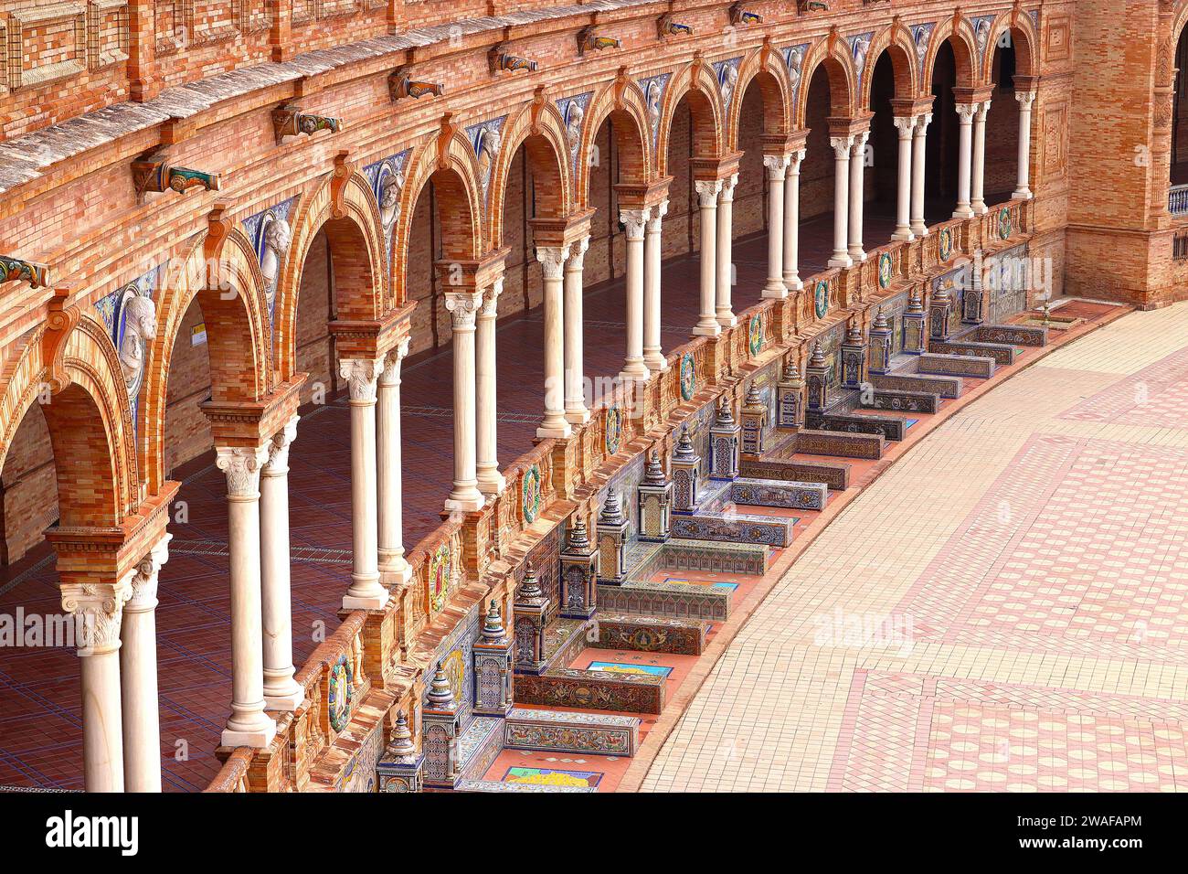 Farbenfrohe geflieste Nischen rund um die Plaza de Espana, die jeweils verschiedene Provinzen Spaniens in Sevilla, Andalusien, repräsentieren Stockfoto