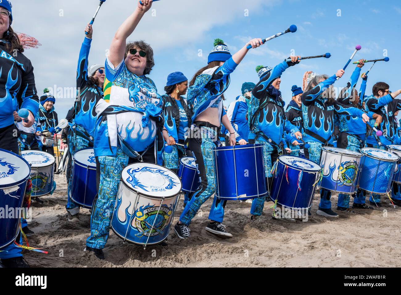 Brooklyn, New York - 1. Januar 2024: Fogo Azul, Coney Island Polar Bear New Year Day Plunge Stockfoto