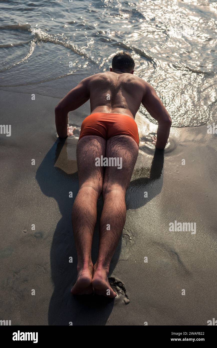 Brooklyn, New York - 1. Januar 2024: Man Doing Liegestütze, Coney Island Polar Bear New Year Day Plunge Stockfoto