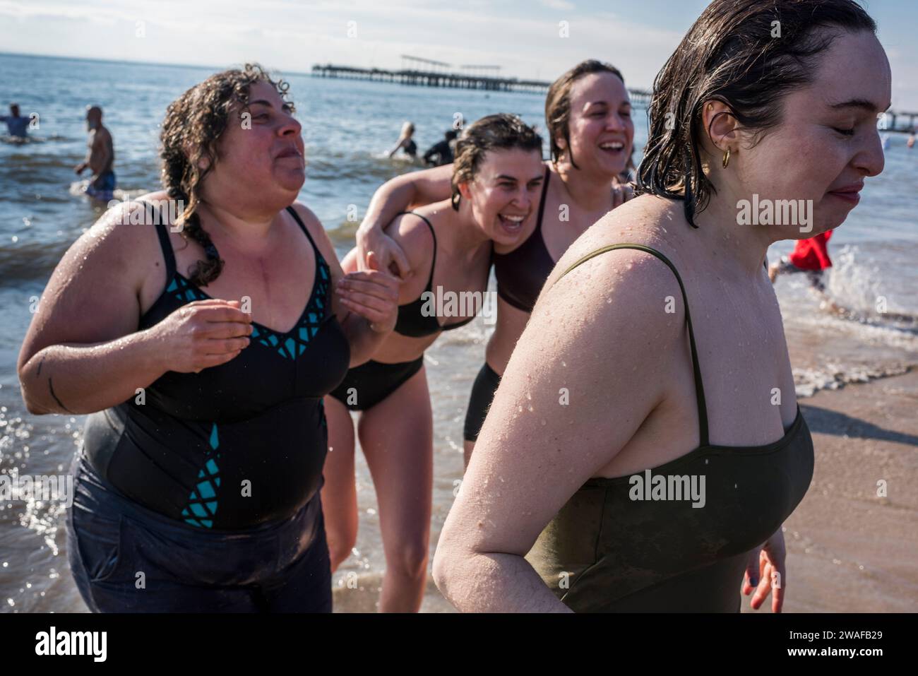 Brooklyn, New York - 1. Januar 2024: Gruppe läuft aus dem Meer, Coney Island Polar Bear New Year Day Plunge Stockfoto