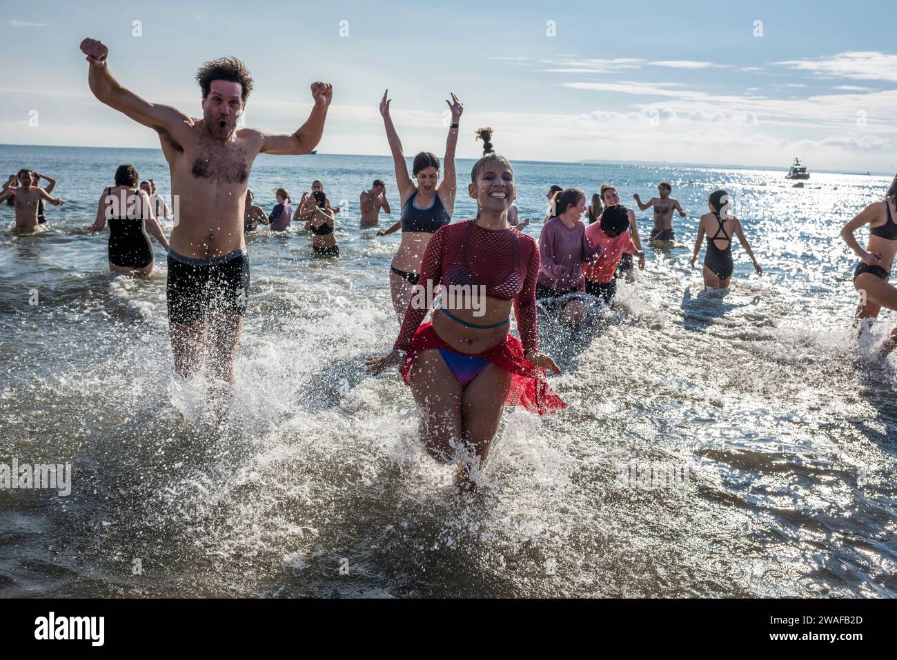 Brooklyn, New York - 1. Januar 2024: Gruppe läuft aus dem Meer, Coney Island Polar Bear New Year Day Plunge Stockfoto
