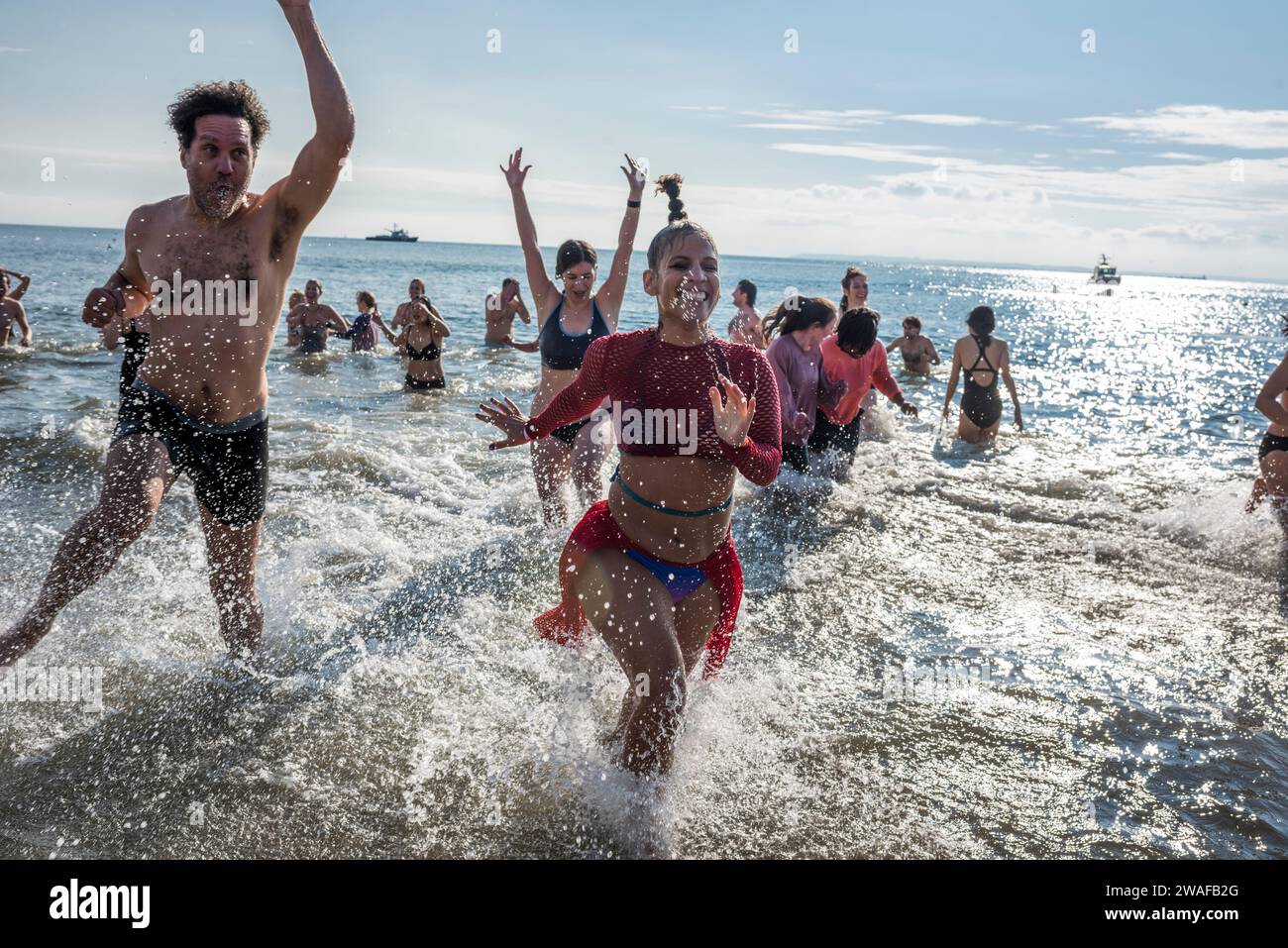 Brooklyn, New York - 1. Januar 2024: Gruppe läuft aus dem Meer, Coney Island Polar Bear New Year Day Plunge Stockfoto