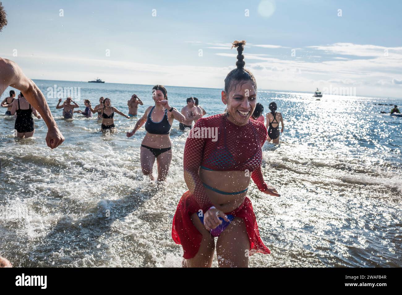 Brooklyn, New York - 1. Januar 2024: Gruppe läuft aus dem Meer, Coney Island Polar Bear New Year Day Plunge Stockfoto