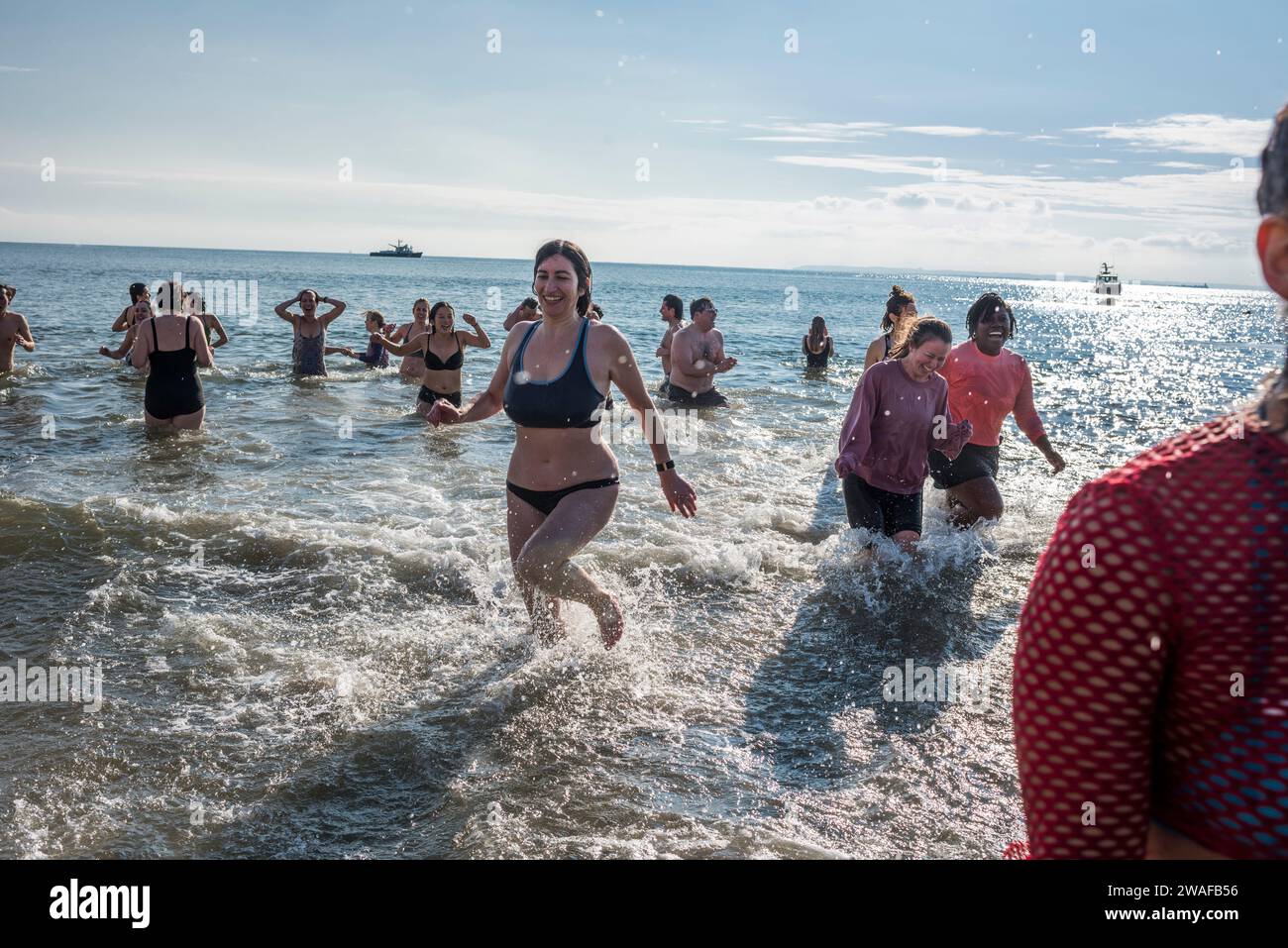Brooklyn, New York - 1. Januar 2024: Gruppe läuft aus dem Meer, Coney Island Polar Bear New Year Day Plunge Stockfoto