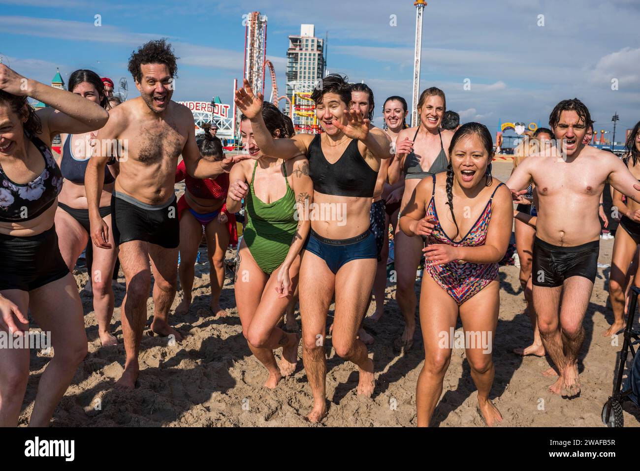 Brooklyn, New York - 1. Januar 2024: Gruppe, die ins Meer läuft, Coney Island Polar Bear New Year Day Plunge Stockfoto