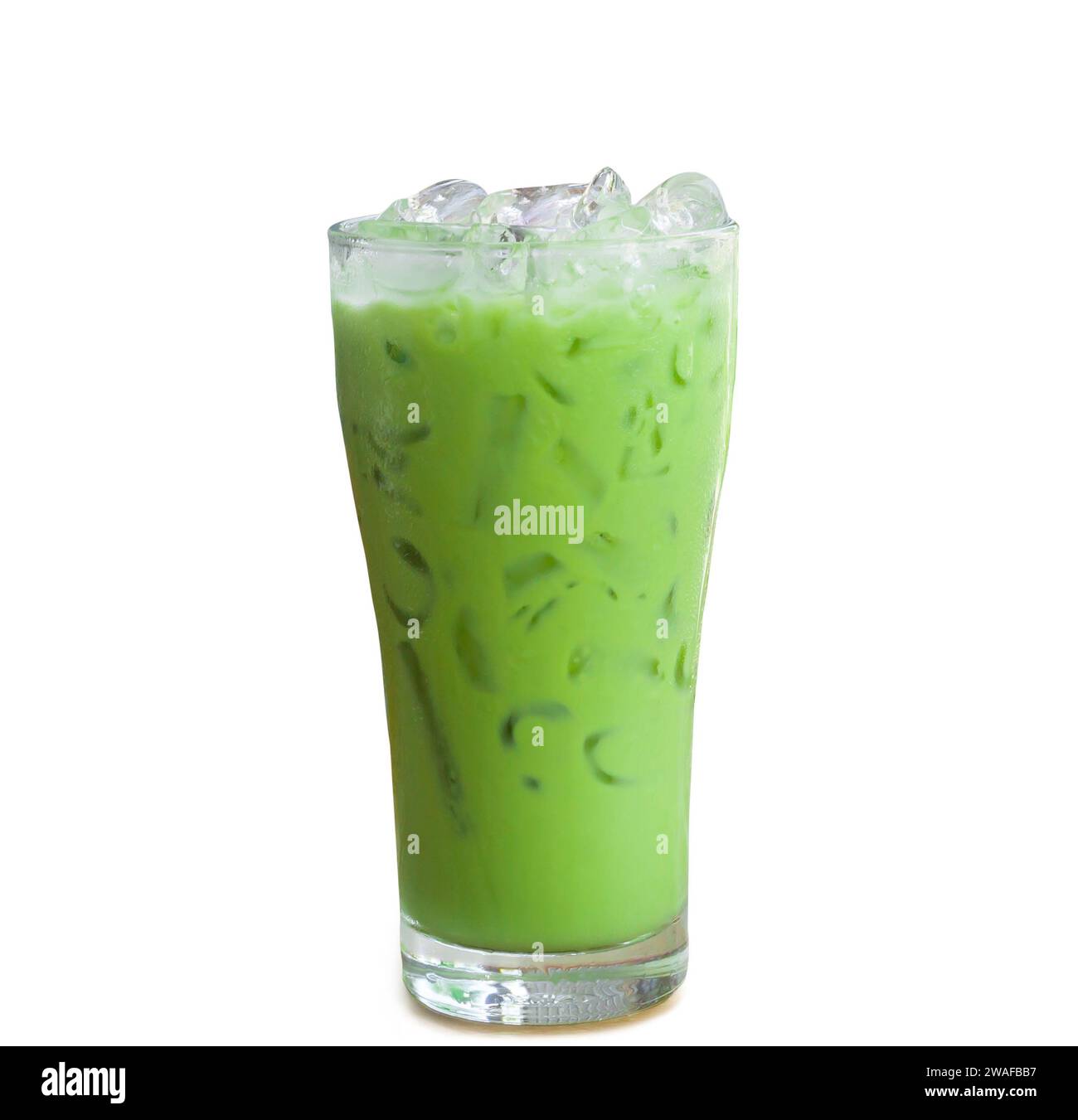 Eismatcha Latte oder grüner Tee mit Kondensmilch in transparentem Glas ist auf weißem Hintergrund mit Schneidepfad isoliert. Stockfoto