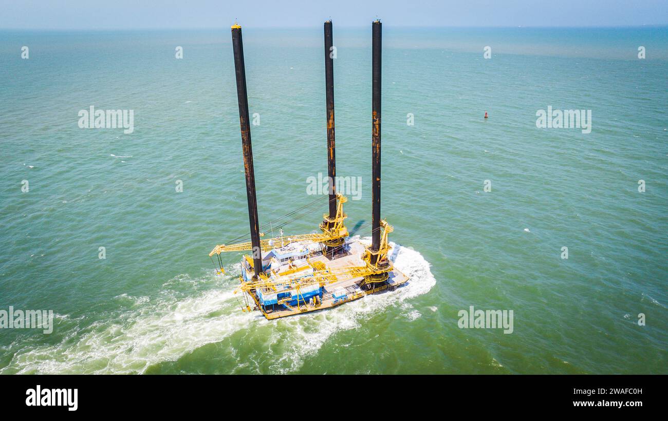 Ein großer Baukahn in einem Gewässer. Texas Coast, Port Aransas, Corpus Christi Channel Stockfoto