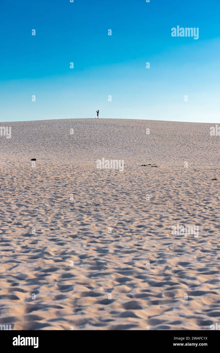 Silhouetten von Menschen auf Sanddünen auf Fuerteventura Stockfoto