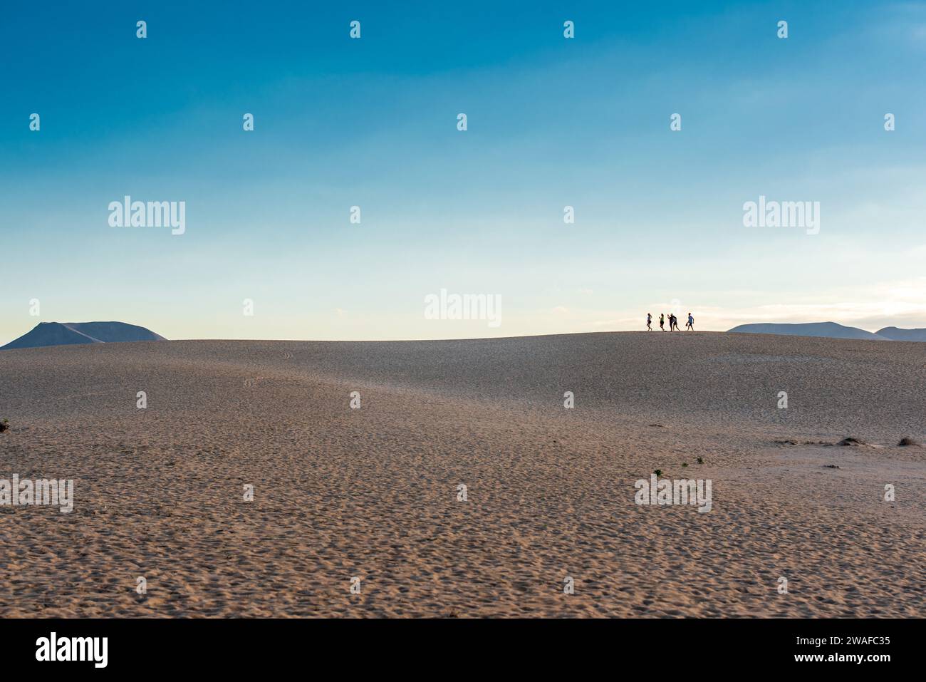 Silhouetten von Menschen auf Sanddünen auf Fuerteventura Stockfoto