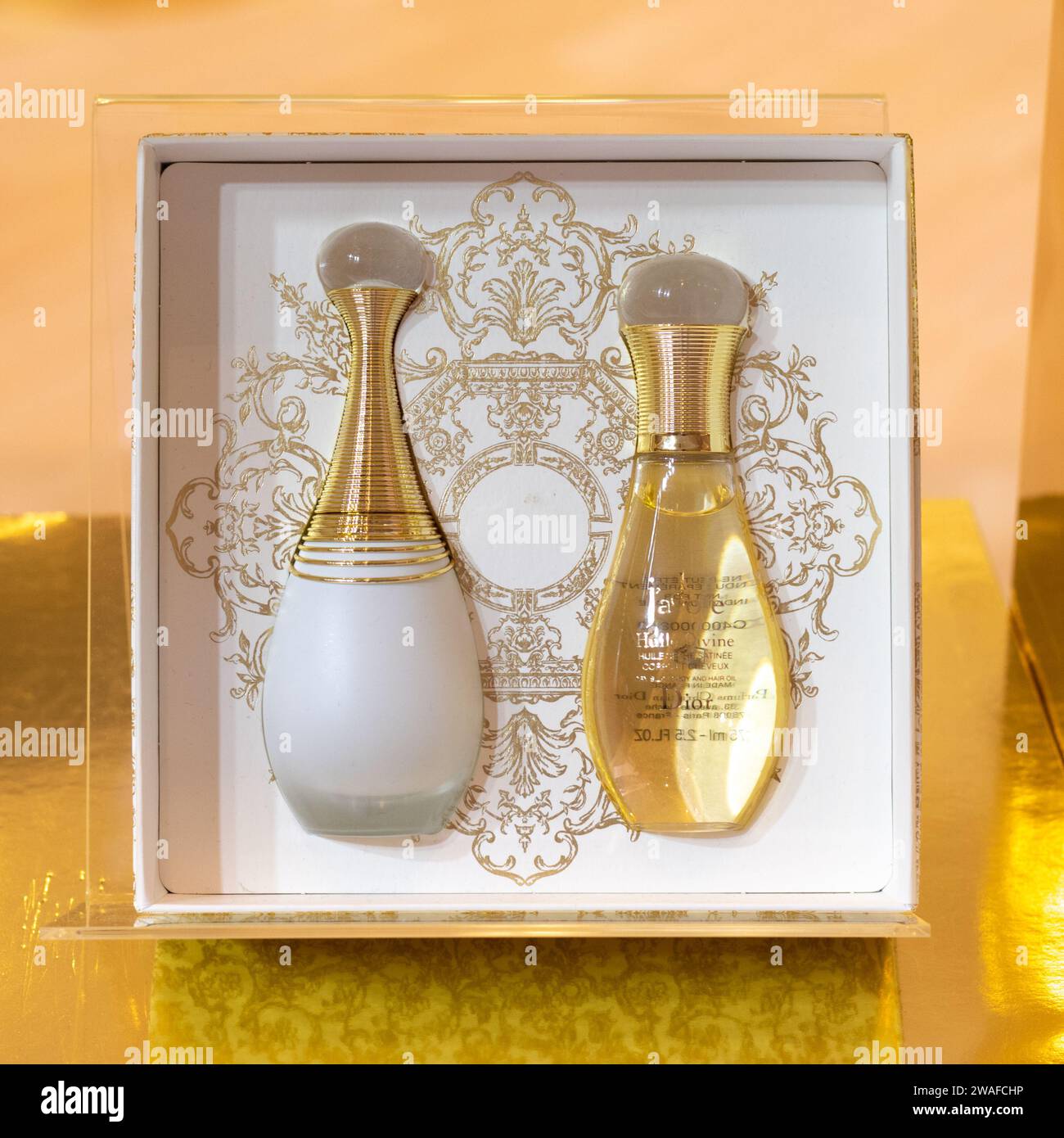 Bangkok, Thailand - 26. November 2023: J'adore Parfum d'Eau und J'adore Huile Divine im Geschäft. Stockfoto
