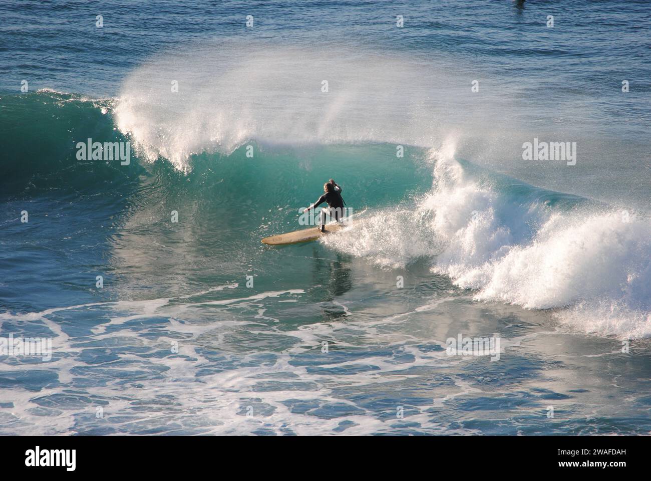 Professioneller Surfer reitet eine Welle im Meer. Sopelana Strand in der Nähe von Bilbao (Baskenland). Männer fangen Wellen im Ozean. Heck Rutsche Wassersurf, Action Stockfoto