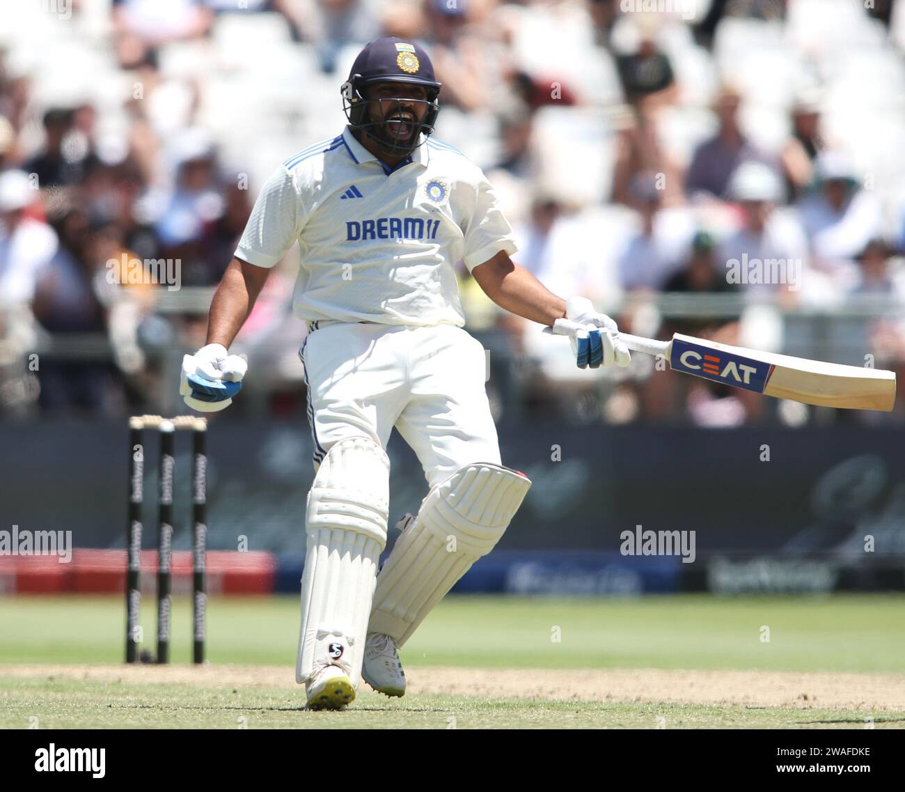 KAPSTADT, SÜDAFRIKA - 4. JANUAR: Der indische Kapitän Rohit Sharma feiert die Serie 1-1 am 2. Tag des 2. Testspiels zwischen Südafrika und Indien auf dem Newlands Cricket Ground am 4. Januar 2024 in Kapstadt, Südafrika. Foto: Shaun Roy/Alamy Live News Stockfoto